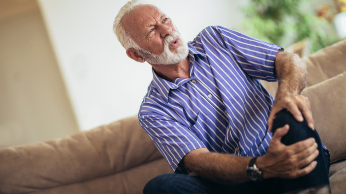 Uomo anziano con dolori articolari al ginocchio