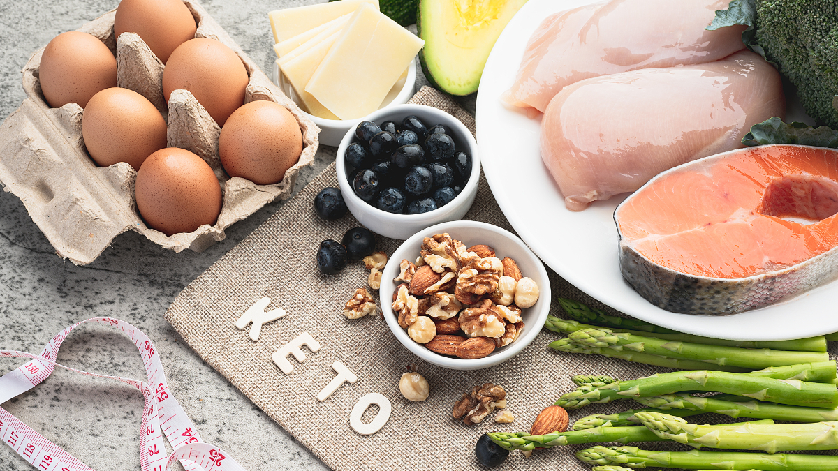 Ketogene voeding met vlees, vis eieren, avocado en het woord keto