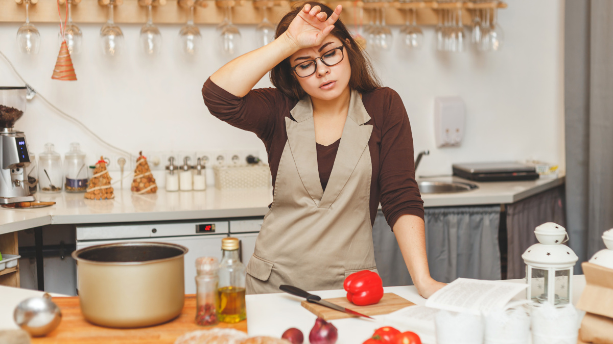 Mujer anémica en la cocina