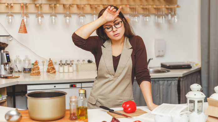 Femme anémique en cuisine