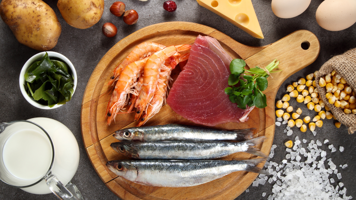Peixes, camarão, carne e leite ricos em iodo em cima de uma mesa