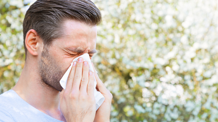 Mężczyzna cierpiący na alergię na pyłki