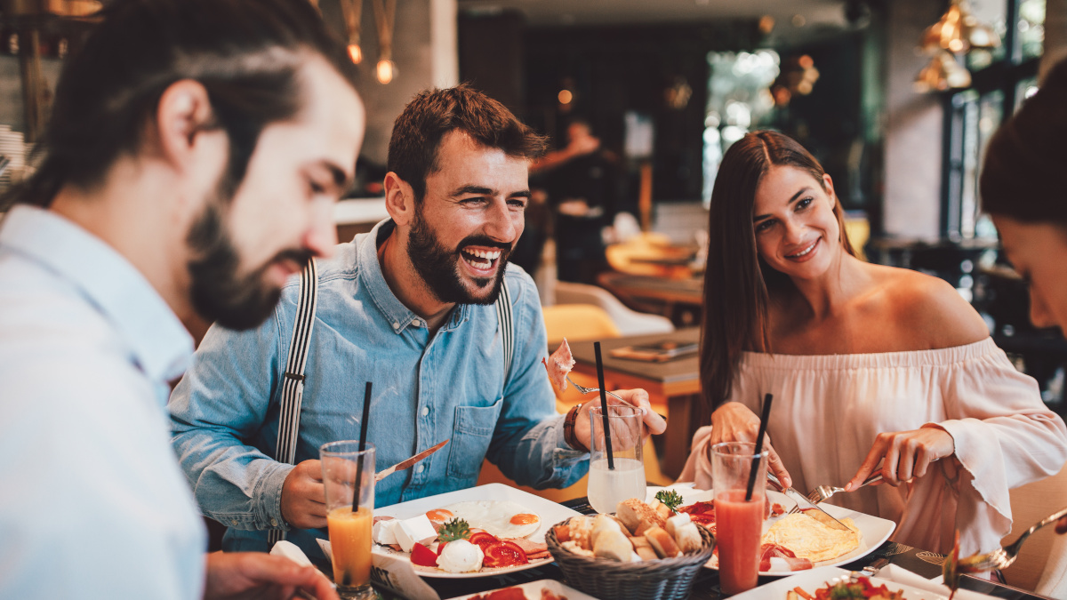 Amigos que satisfacen sus necesidades nutricionales