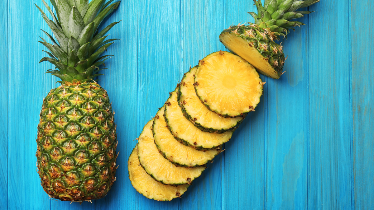 Bromelainreiche Ananas, ausgeschnitten auf blauem Hintergrund