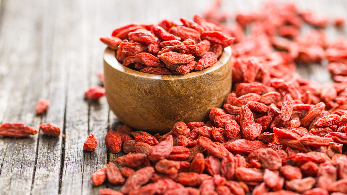 Tazza di bacche di goji secche su una tavola