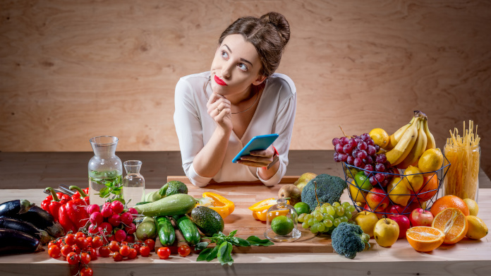 Vrouw die calorieën telt 