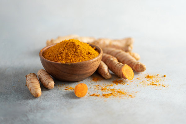 Raiz e pó de curcuma