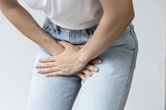 Femme qui souffre d’inconfort urinaire