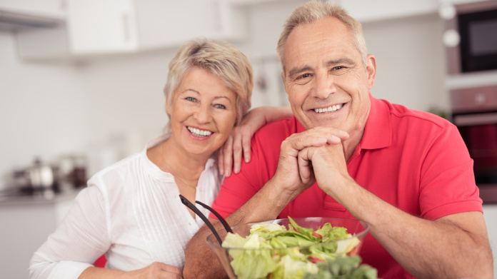 Pareja que come alimentos ricos en espermidina