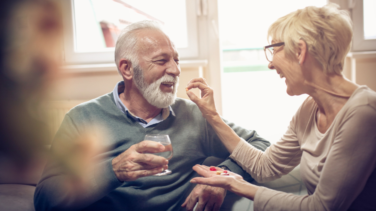 Casal de idosos a tomar suplementos alimentares