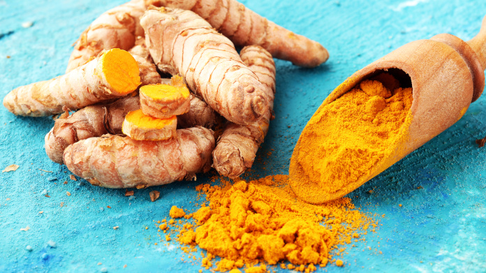 Raízes e pó de curcuma