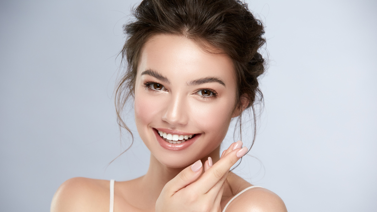 Femme souriante avec belle peau hydratée