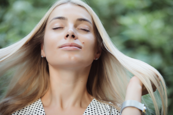 Vrouw die spirulina voor het haar gebruikt