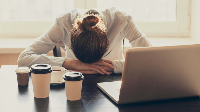 Vermoeide vrouw op het werk