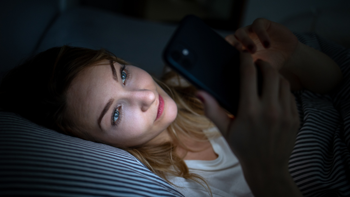 Vrouw kan niet slapen door blauw licht