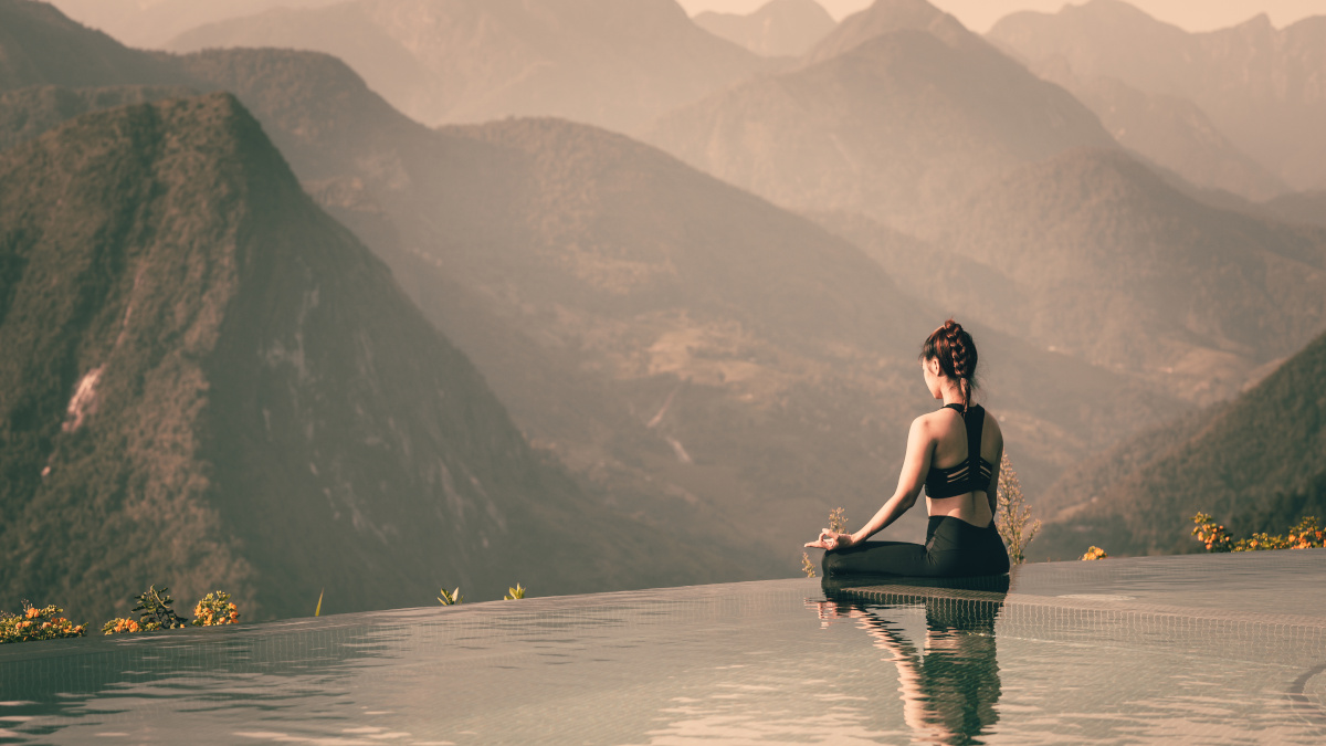 Kobieta uprawiająca przeciwstresową medytację