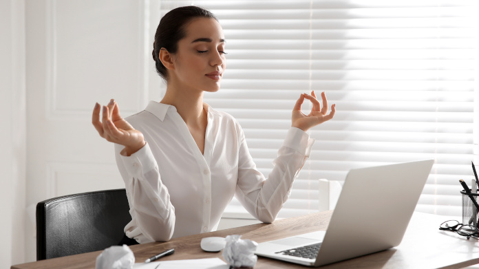 Frau, die Anti-Stress-Nahrungsergänzungsmittel einnimmt.