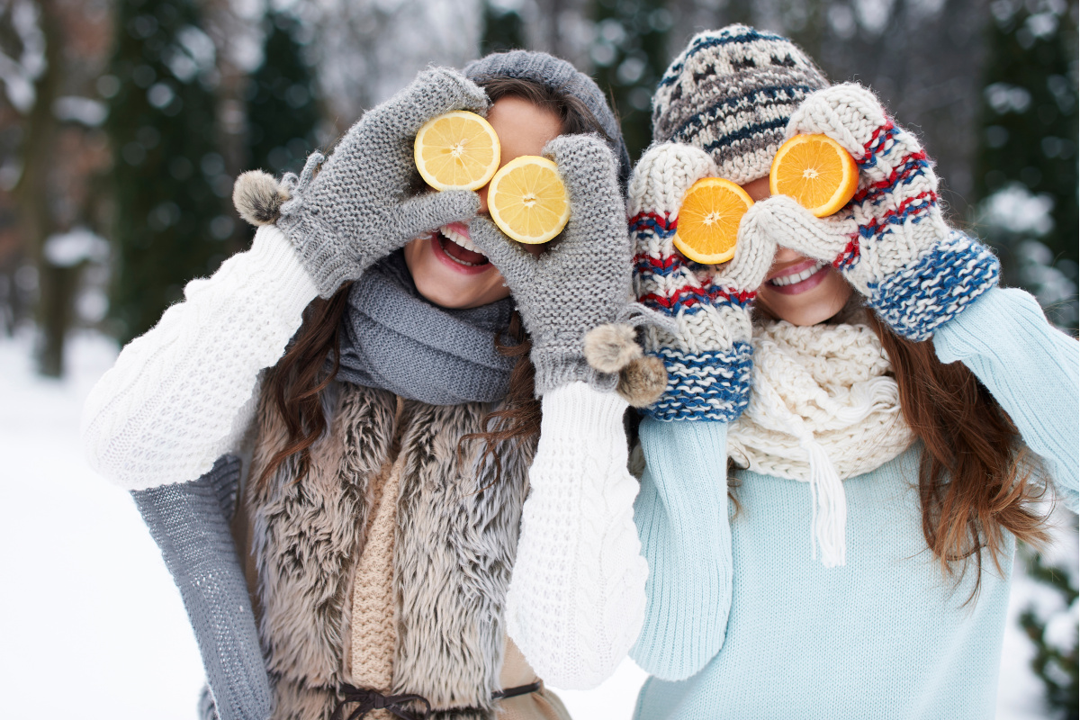 Frauen, die im Winter Nahrungsergänzungsmittel einnehmen