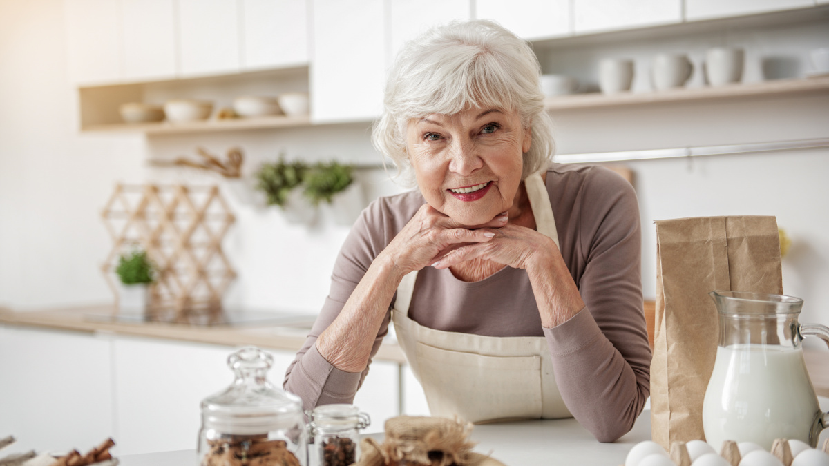 Oma macht Naturheilmittel in ihrer Küche