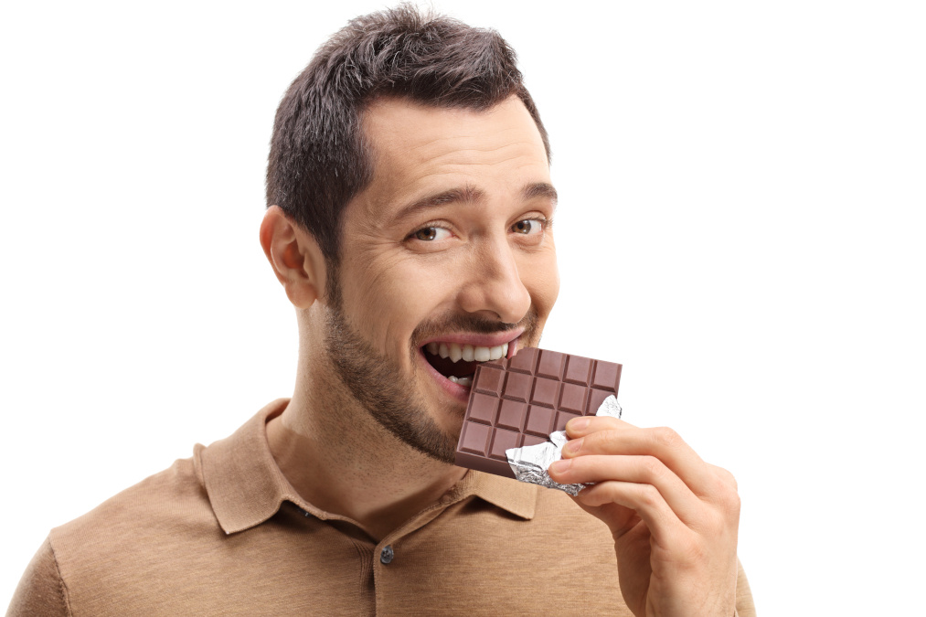 Homme mangeant du chocolat