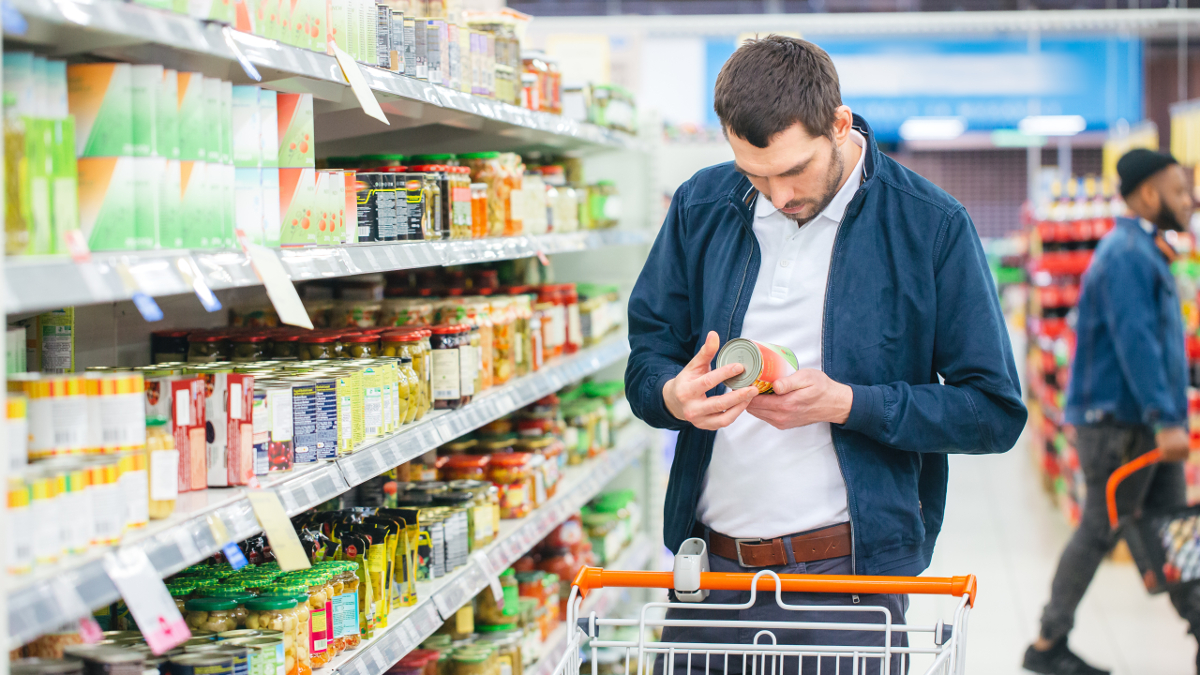 Hombre que lee la etiqueta nutricional de un producto