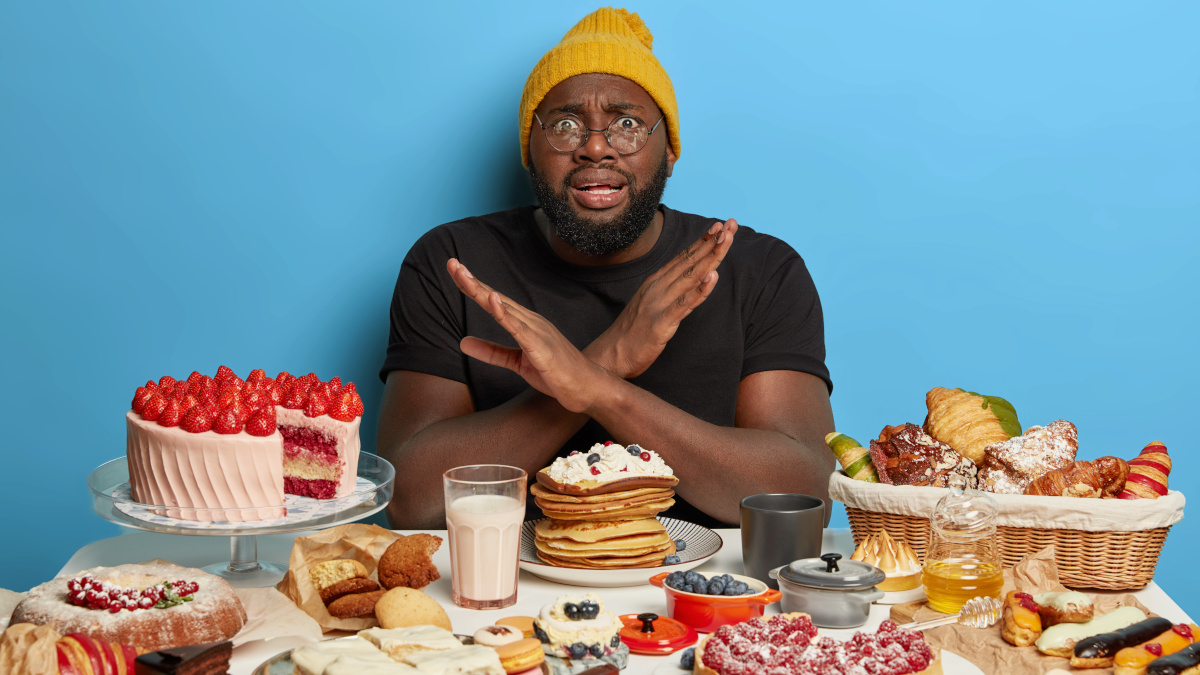 Hombre que sigue una dieta sin azúcar añadido