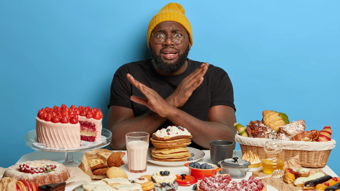 Homem que segue uma dieta sem açúcar adicionado