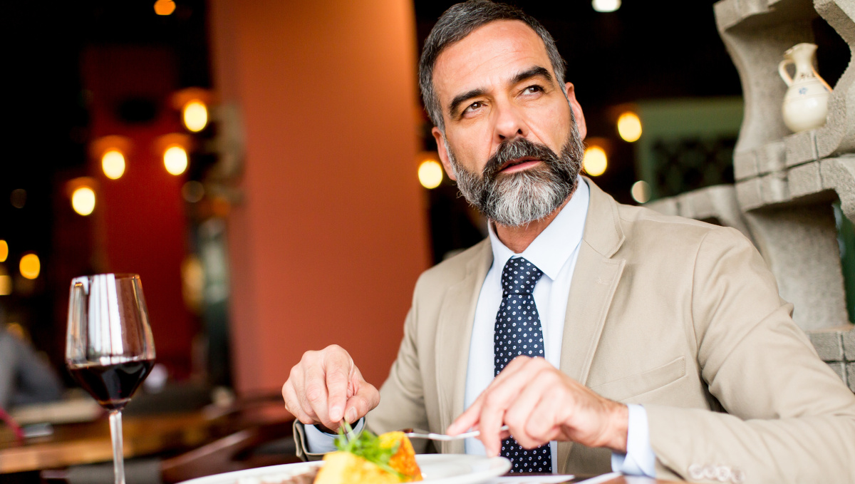 Uomo anziano che mangia cibo salutare per la prostata