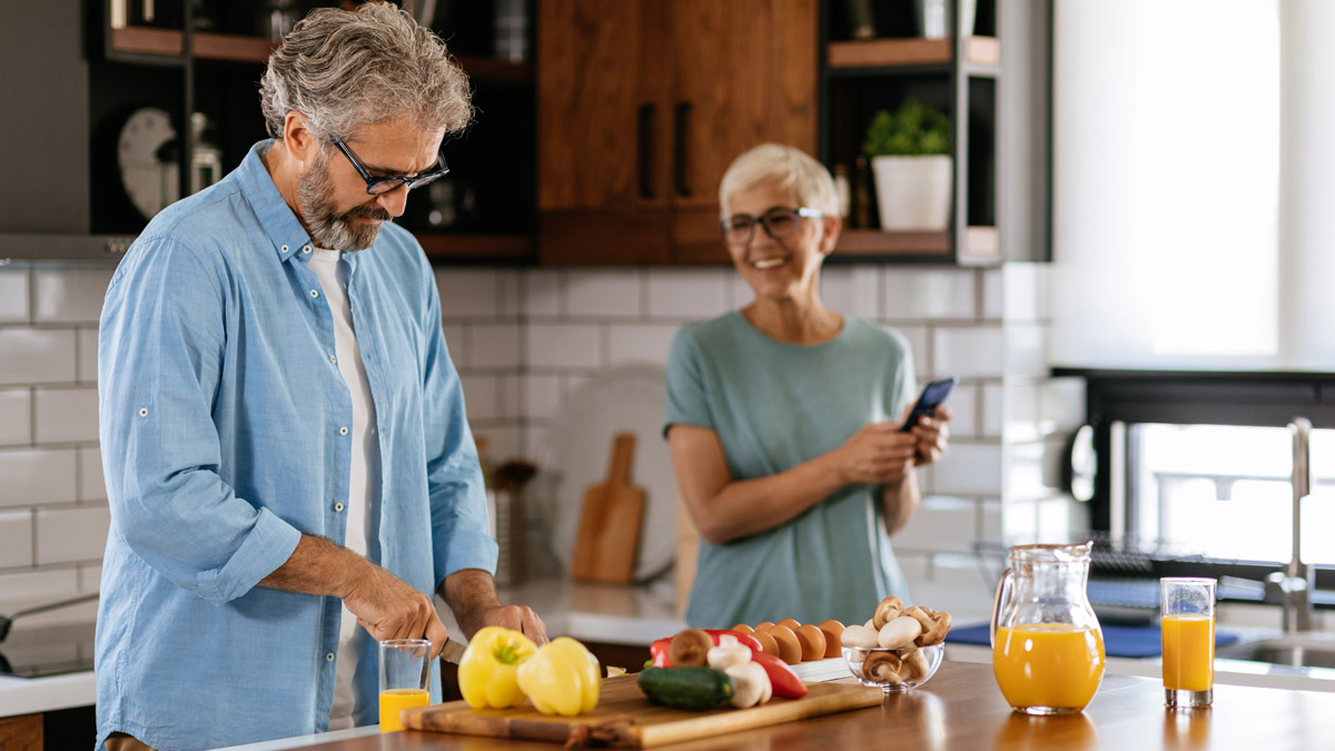 un couple cuisine pour améliorer son humeur