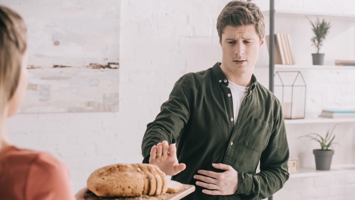 Persona ipersensibile al glutine che rifiuta il pane