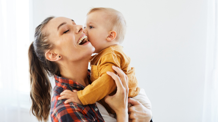 Joven madre después del parto 