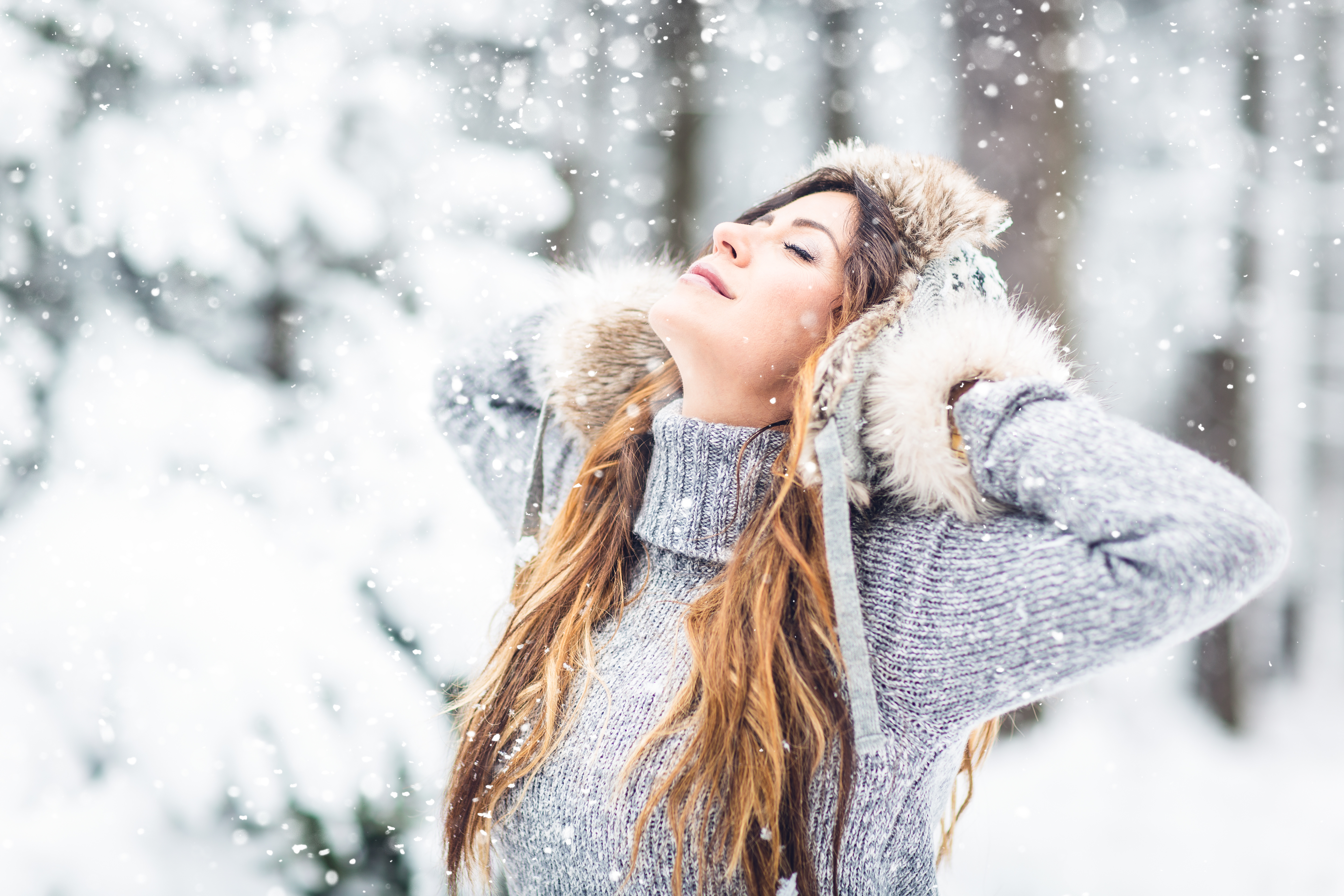 Mujer disfrutando del bosque en invierno