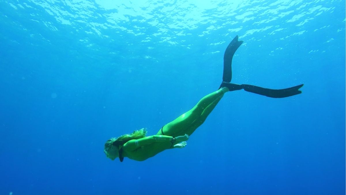 Wereldkampioene freediving in de zee