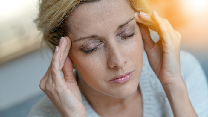 Mujer con migraña