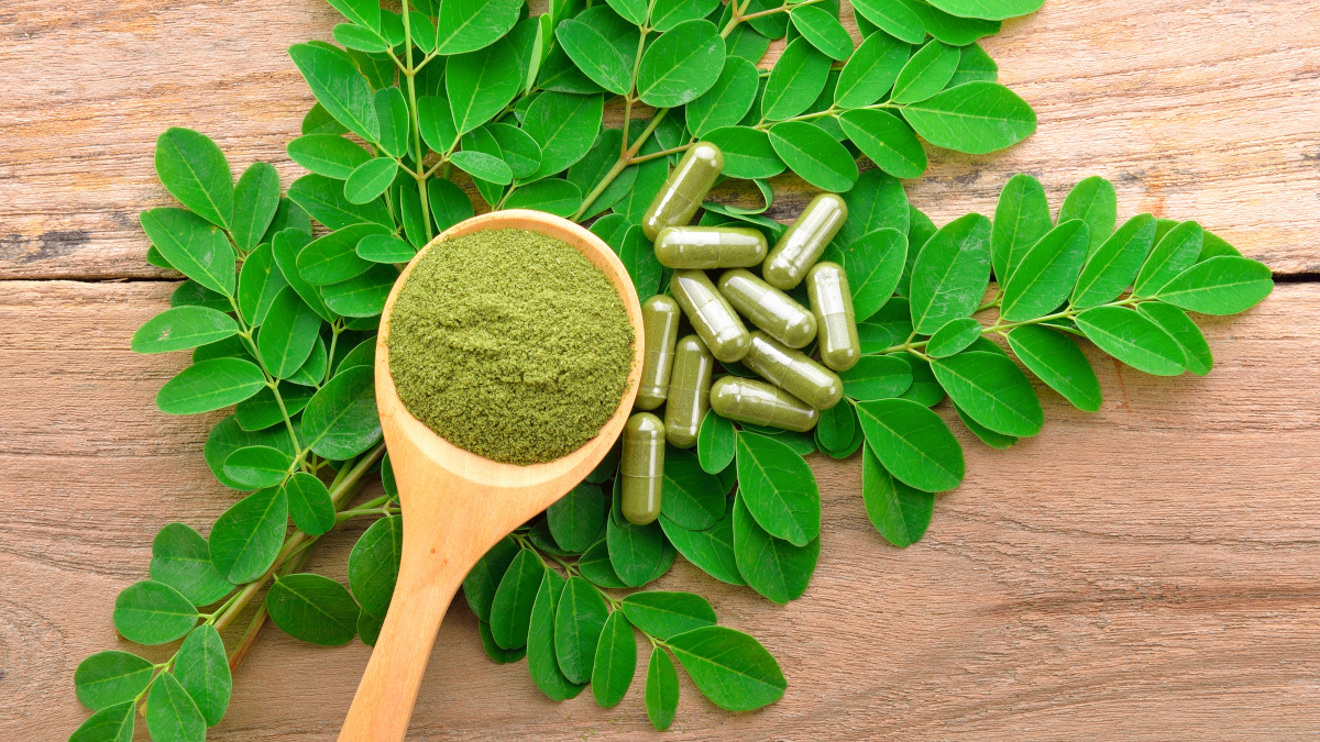 Moringa capsules, powder and leaves  