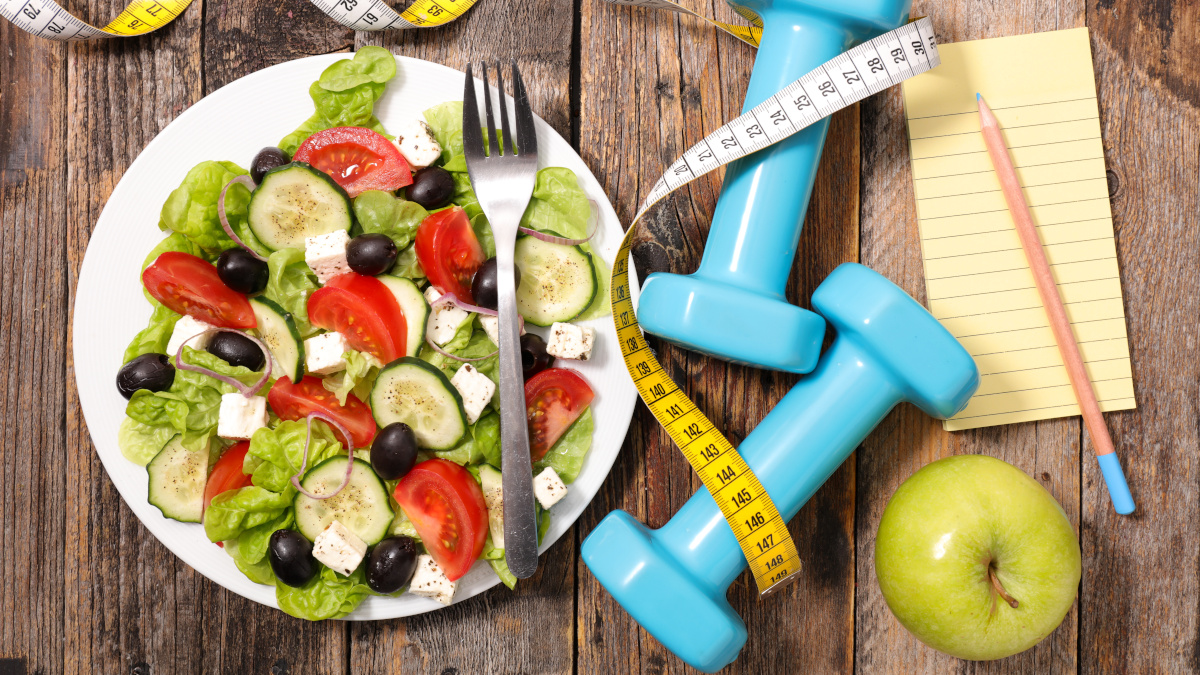 Comidas, pesas y metro para medir el peso