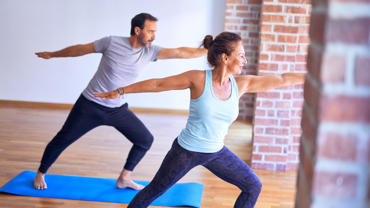 Un couple en train de faire du sport sur des tapis bleus