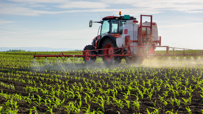 Fumigación de pesticidas en los campos