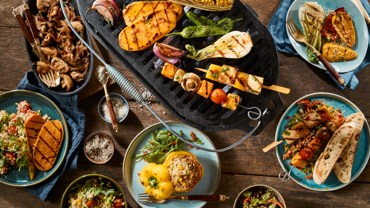 Vegetarische barbecue met gegrilde groenten op een houten tafel