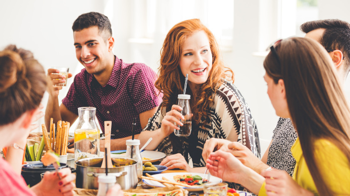 Veganer und Vegetarier beim Essen