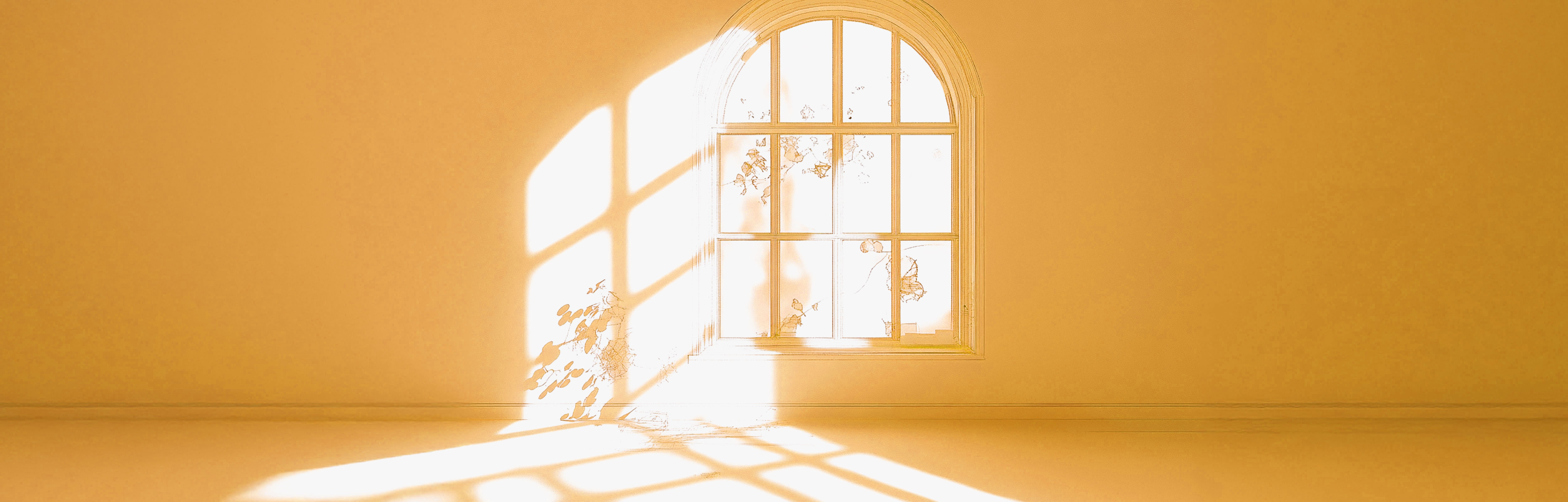 Junge rothaarige Frau beim Sonnenbaden hinter einem Fenster